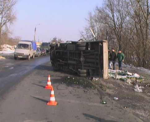 В Киеве перевернулся грузовичек с пивом (7 Фото)