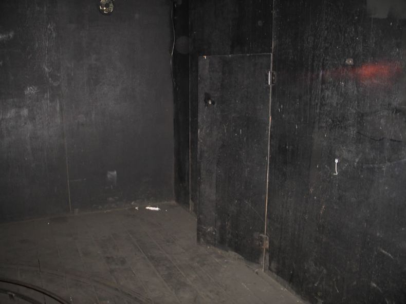 Заброшенная комната ужасов (38 Фото)