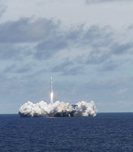 Запуск ракеты с морской платформы (6 Фото)