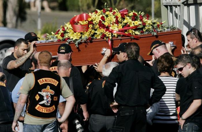 Похороны байкера (4 Фото)