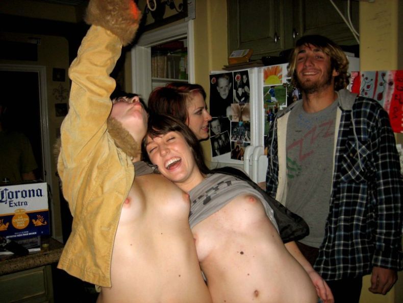 Девушки показывают грудь (43 Фото)