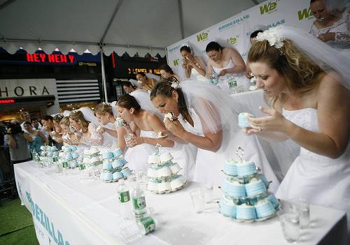 Конкурс на поедание свадебного торта (16 Фото)