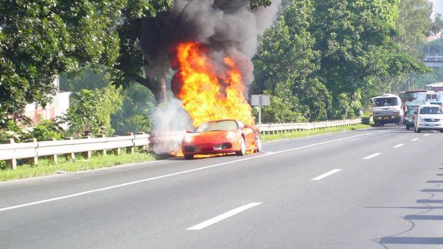 Сгорело пол Ferrari (6 Фото)