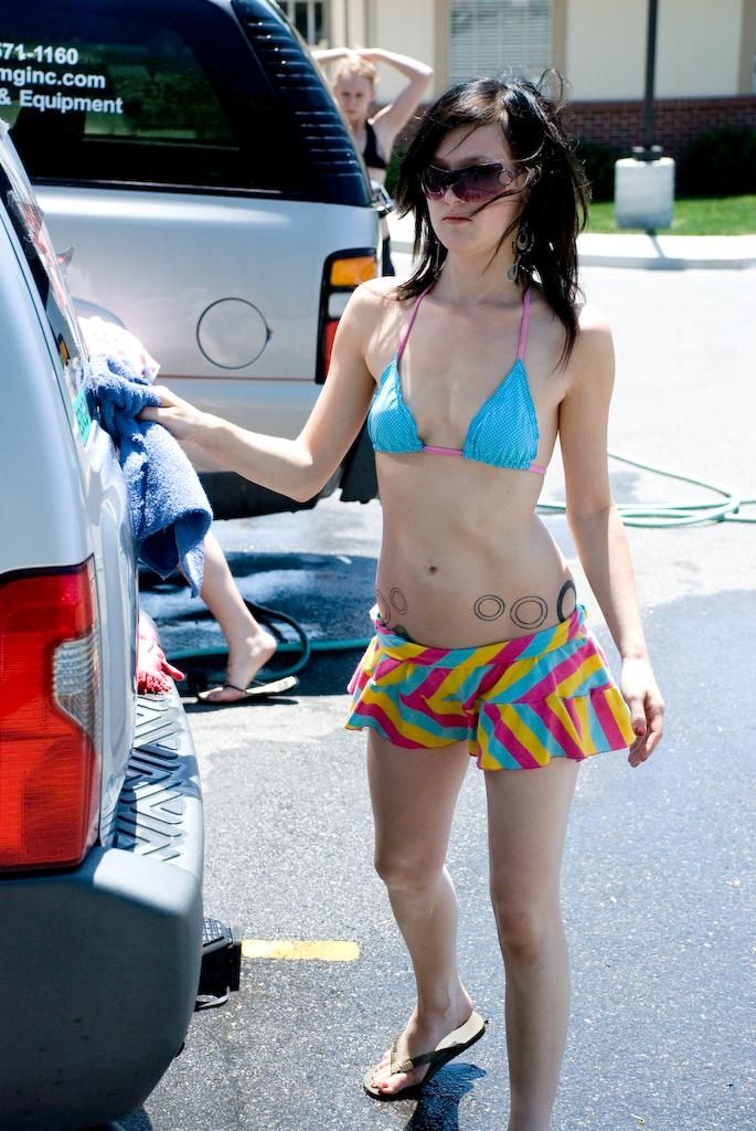 Девченки моют машины (30 Фото)