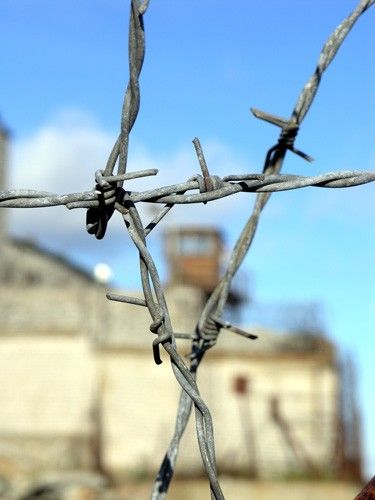 Заброшенная тюрьма (53 Фото)