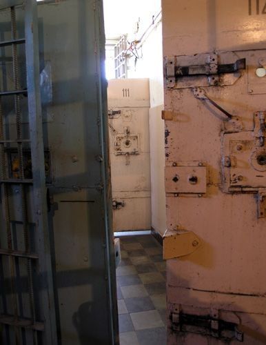 Заброшенная тюрьма (53 Фото)