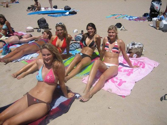 Девушки на пляже (20 Фото)