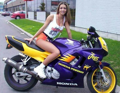 Девушки и мотоциклы (19 Фото)