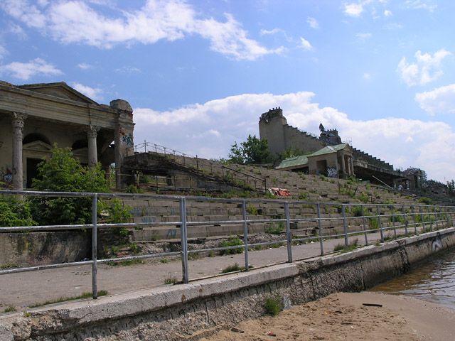 Руины водного стадиона "Динамо" (18 Фото)