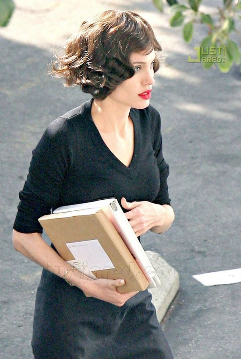 Что происходит с Анджелиной Джоли? (5 Фото)