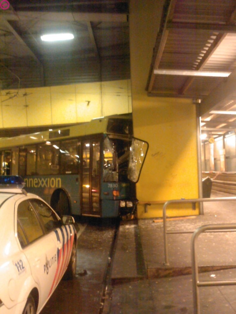 Автобус врезался в стену (3 Фото)