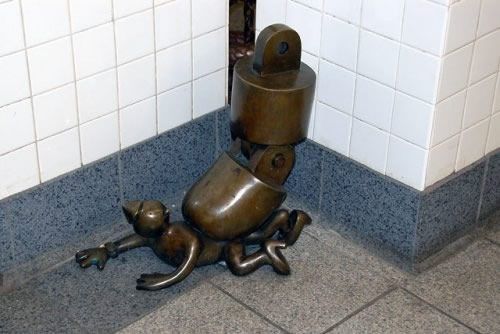 Скульптуры на станциях метро Нью-Йорка (32 Фото)