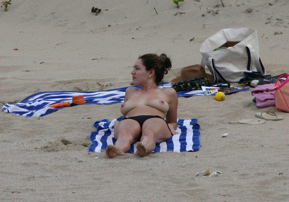 Келли Брук (Kelly Brook) на пляже топлесс (9 Фото)