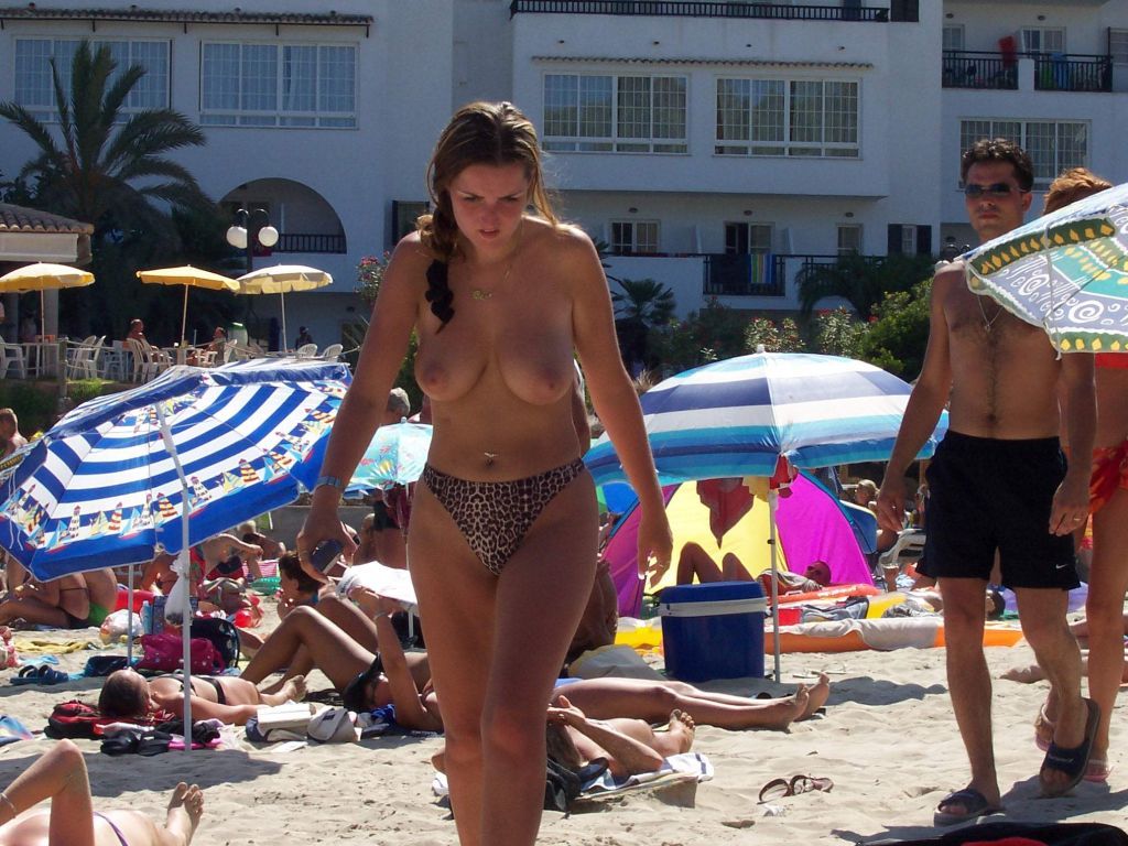 Девушки топлесс на пляже (31 Фото)