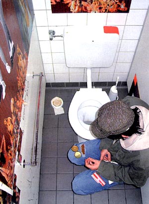 Чем люди занимаются в туалете? (6 Фото)