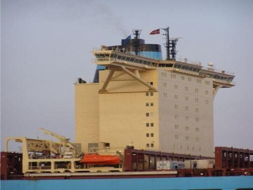 Самый большой контейнеровоз в мире (9 Фото)