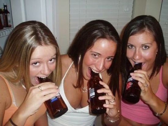 Девушки и пиво (22 Фото)