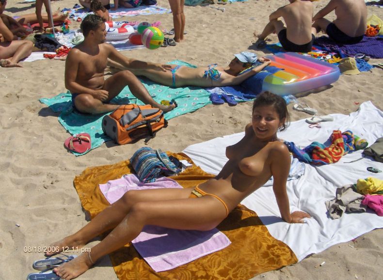 Девушки на пляже топлесс (19 Фото)