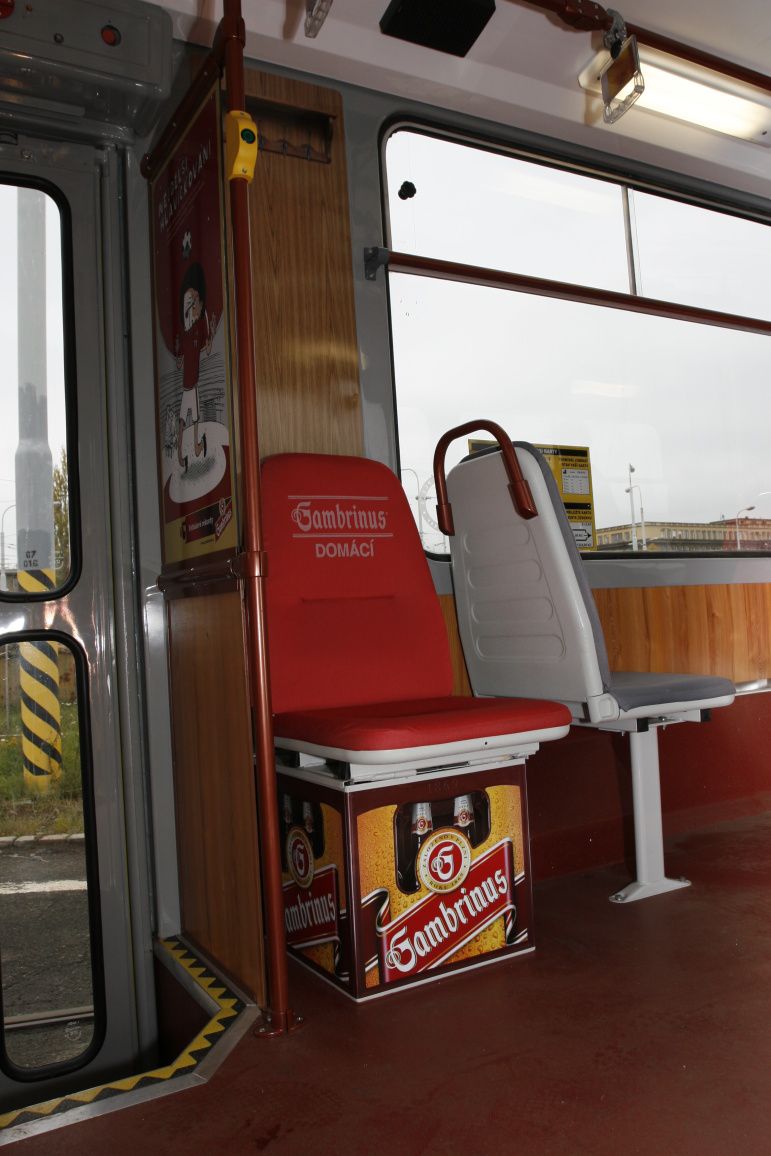 Рекламный пивной трамвай (5 Фото)