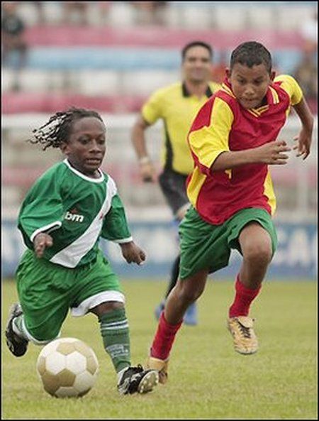 Бразильские карлики-футболисты против подростков (12 Фото)