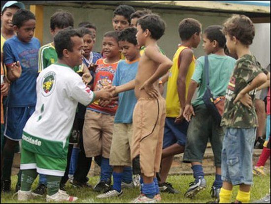 Бразильские карлики-футболисты против подростков (12 Фото)