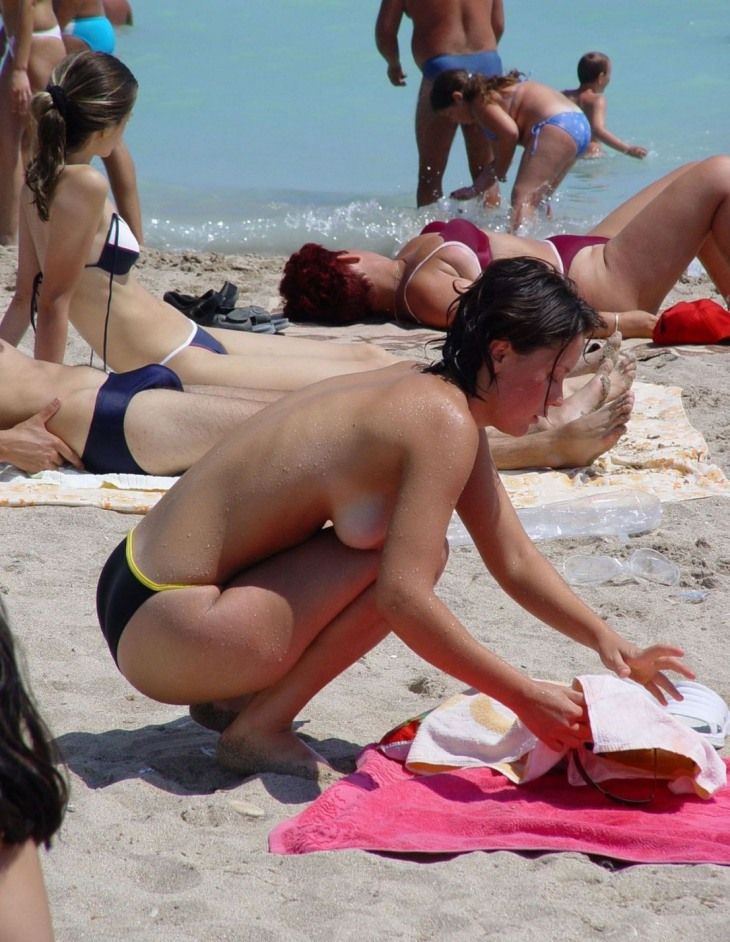 Девушки топлесс на пляже (76 Фото)