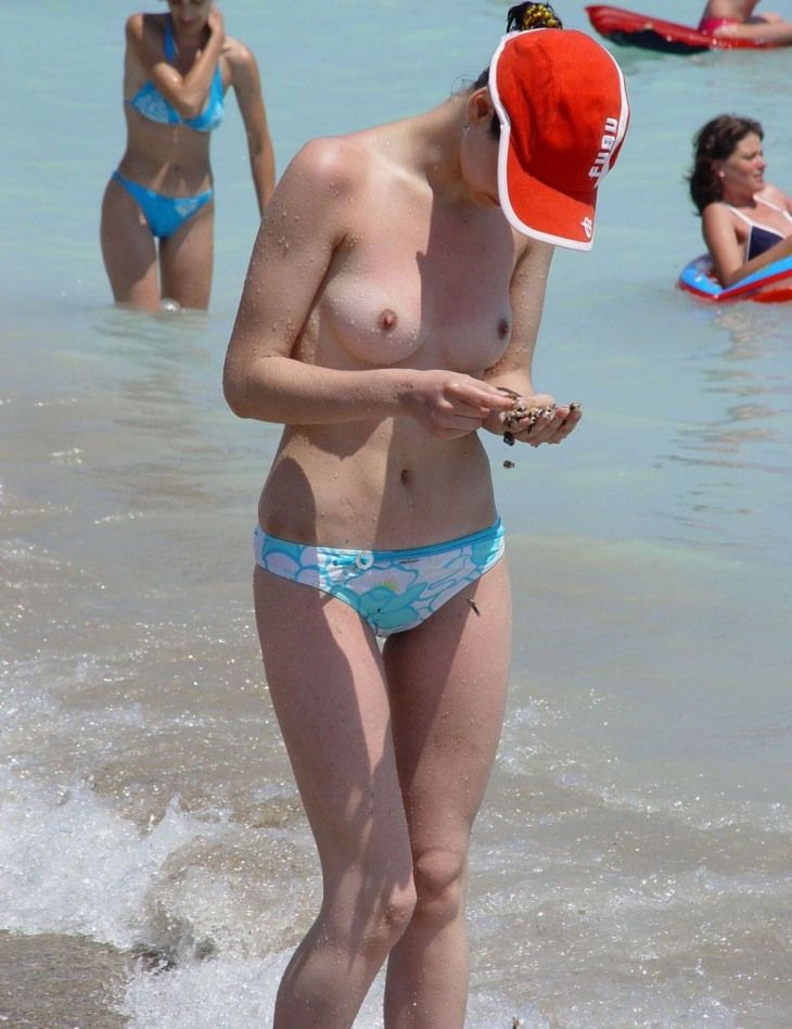 Девушки топлесс на пляже (76 Фото)