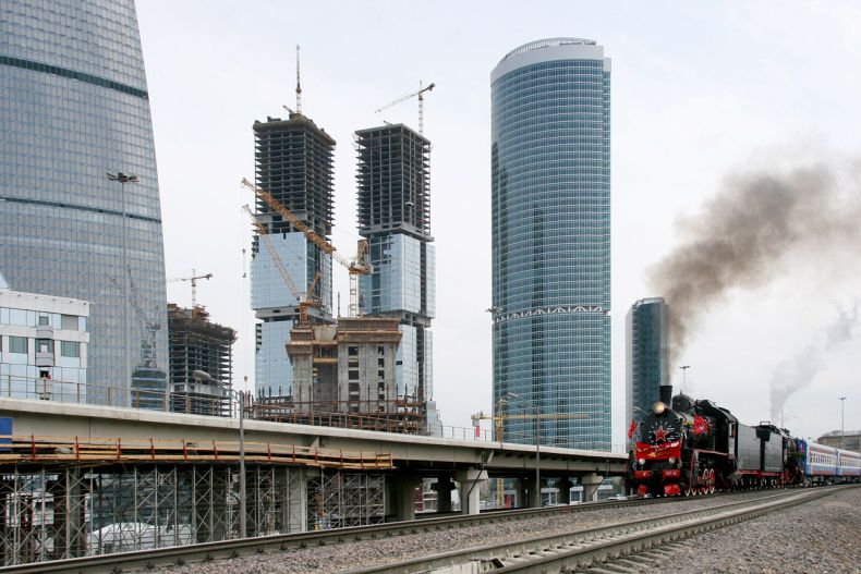 Единение старого и современного: Паровоз и Москва-Сити (4 Фото)
