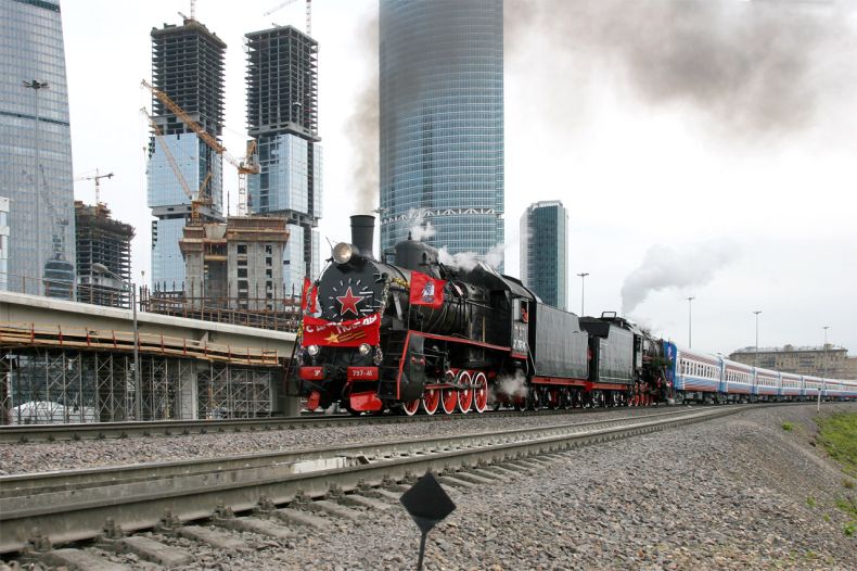 Единение старого и современного: Паровоз и Москва-Сити (4 Фото)