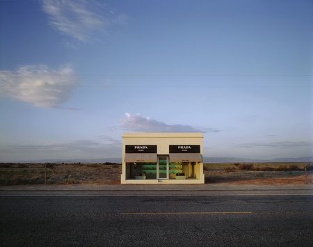 Самая одинокая Прада в пустыне (4 Фото)