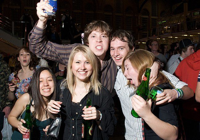 В Лондоне запретили пить спиртное в метро. Люди решили это отметить (28 Фото)