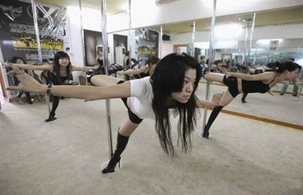 Школа стриптиза в Китае (13 Фото)
