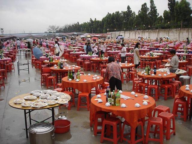 Щедрый китайский обед на несколько тысяч человек (18 Фото)