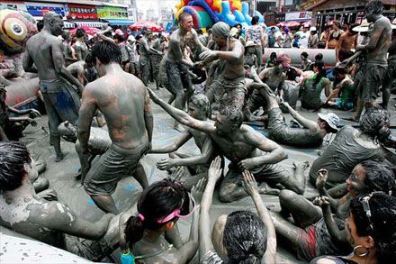 Фестиваль в Корее. Люди грязи не боятся! (13 Фото)