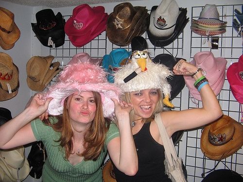 Конкурс необычных шляп на скачках "Кентукки-дерби" (32 Фото)