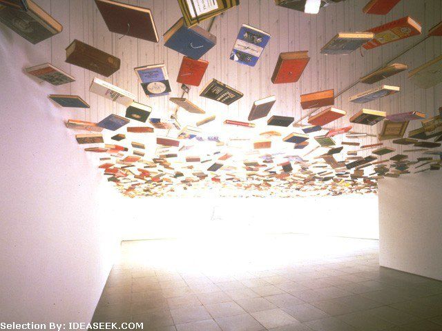 Арт с летающими книгами (9 Фото)