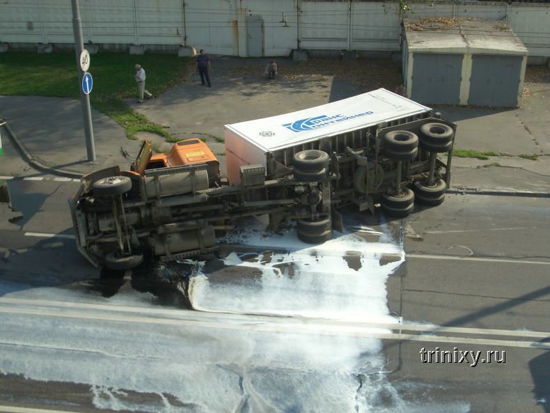Прислала Юлька - Очередной лихач и перевернувшийся грузовик (5 Фото)