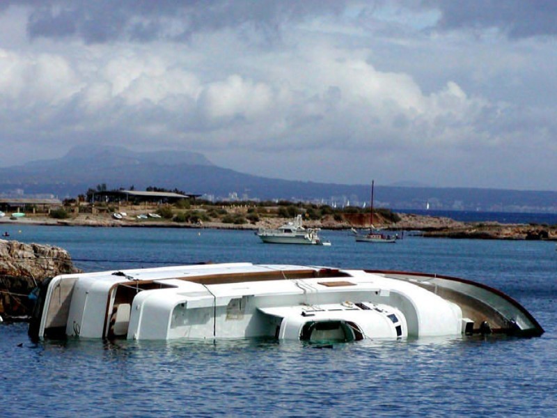 Затонувшие яхты (15 Фото)