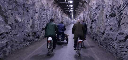 Подземная база в Швеции (17 Фото)
