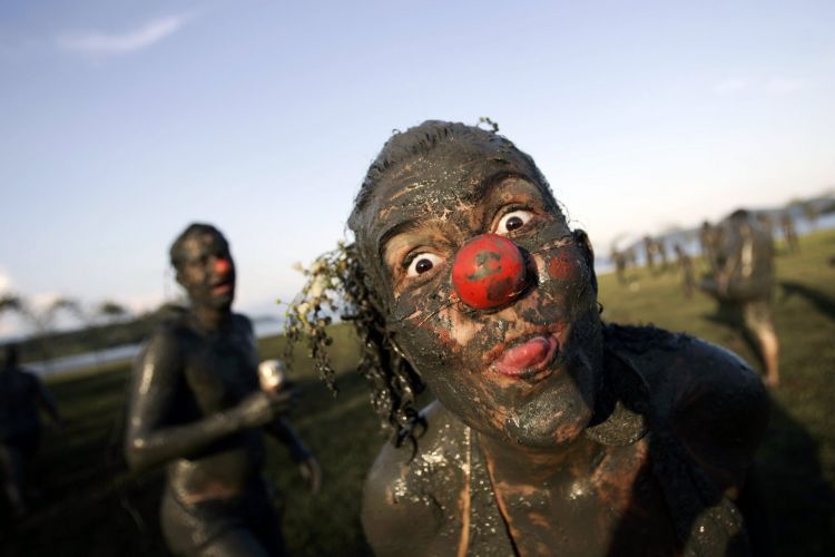 Грязный карнавал в Бразилии (19 Фото)
