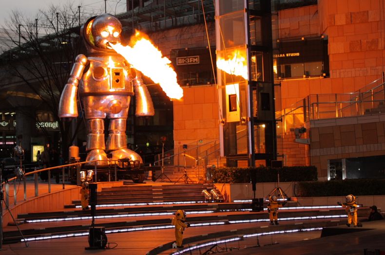 Огнедышащий робот (6 Фото)