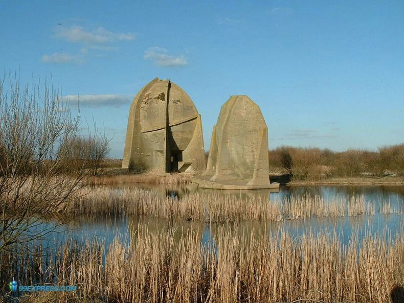 Заброшенный объект в Англии (9 Фото)