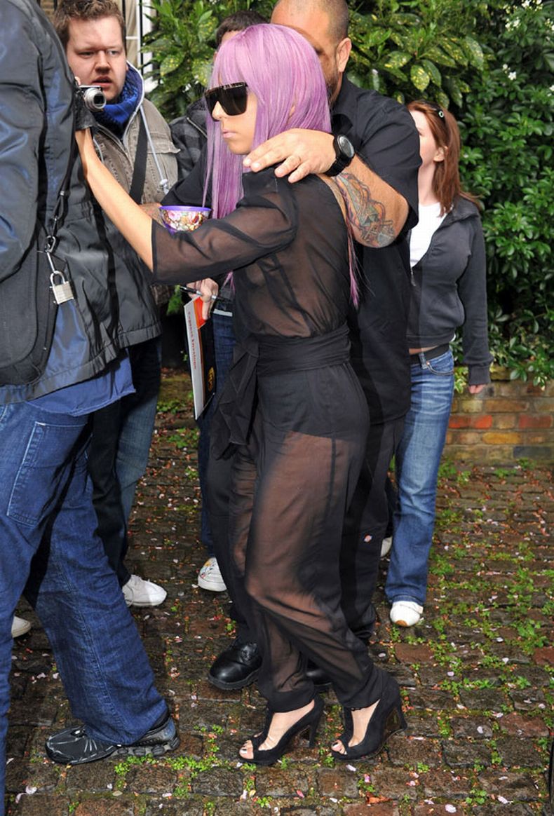 Lady Gaga в прозрачной блузке (7 Фото)