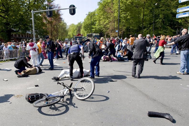 Атака сумасшедшего в Нидерландах (12 фото + видео)