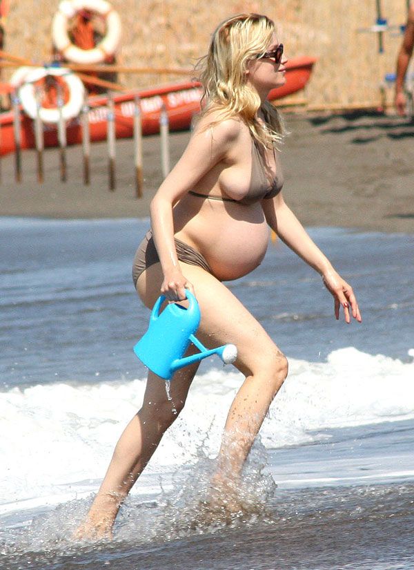 Беременная Летиция Каста в бикини (8 Фото)