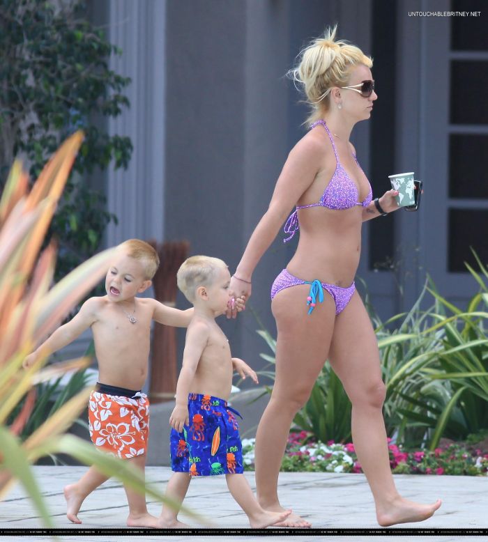 Бритни Спирс с детьми и в бикини (3 Фото)