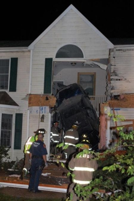 Летающая машина уничтожила дом (11 фото)