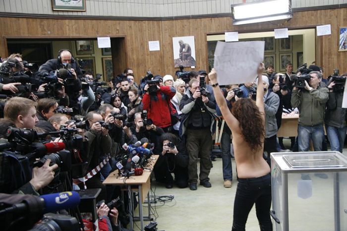 Движение Femen провело акцию во время выборов президента Украины <br />(18 фото)