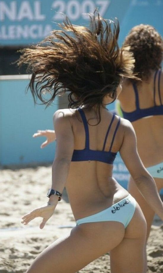 Девушки из группы поддержки на пляжном волейболе. Часть 2 (27  фото)