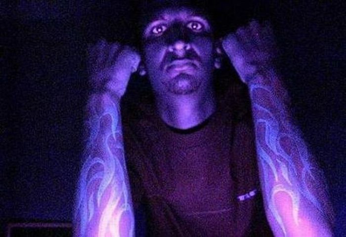 Светящиеся татуировки (14 фото)